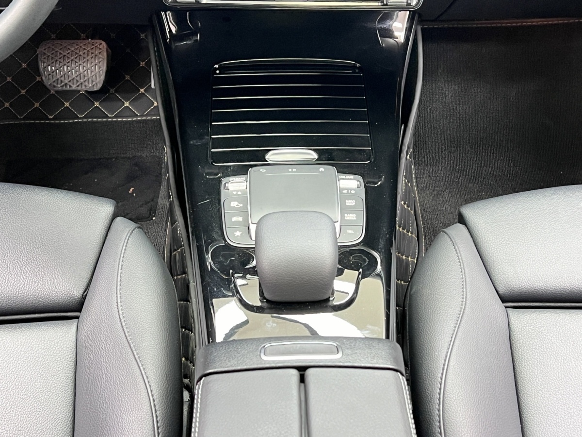 奔馳 奔馳A級(jí)  2021款 A 200 L 運(yùn)動(dòng)轎車動(dòng)感型圖片
