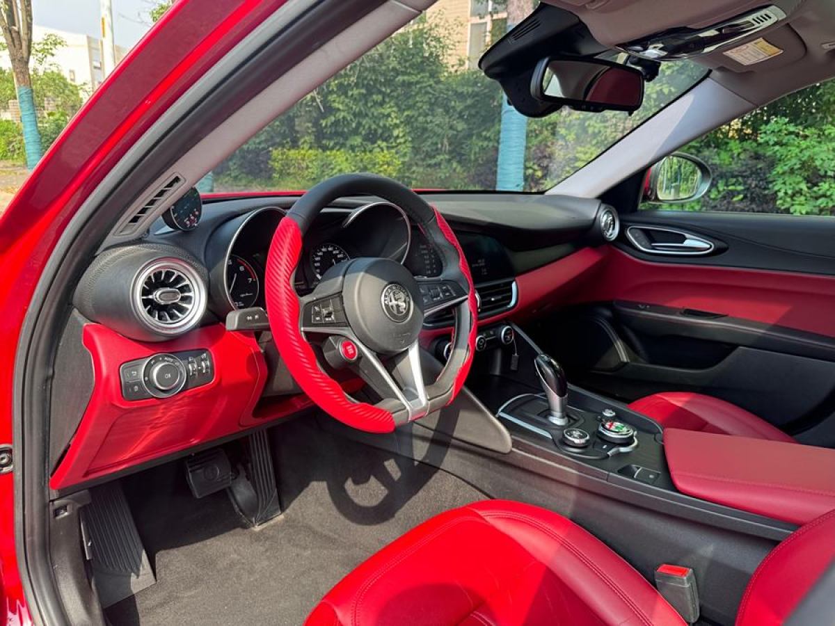 阿尔法·罗密欧 Giulia  2018款 2.0T 200HP 豪华版 碳纤维限量版图片