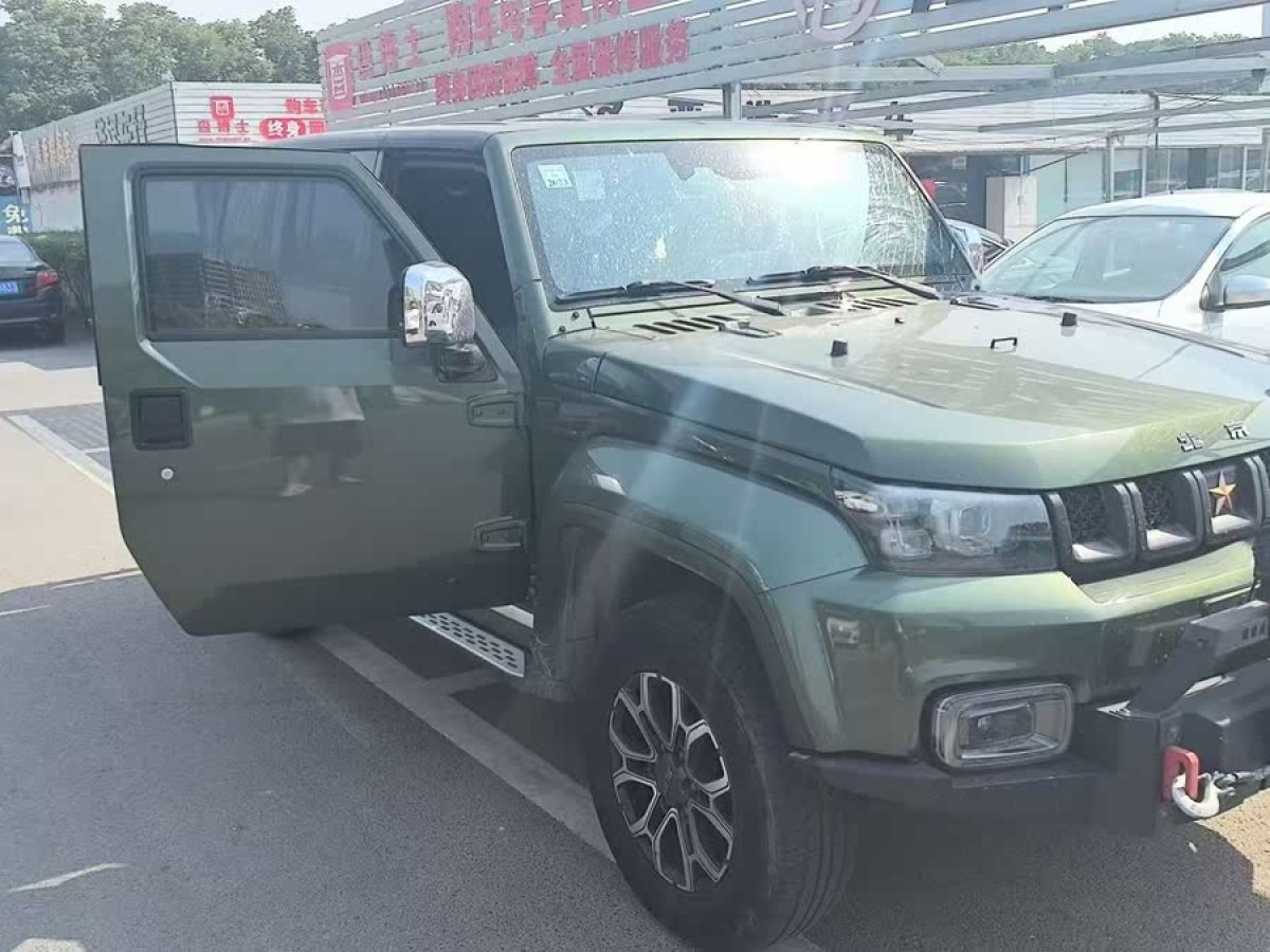 北京 BJ40  2020款 2.0T 自動(dòng)四驅(qū)城市獵人版?zhèn)b客型圖片