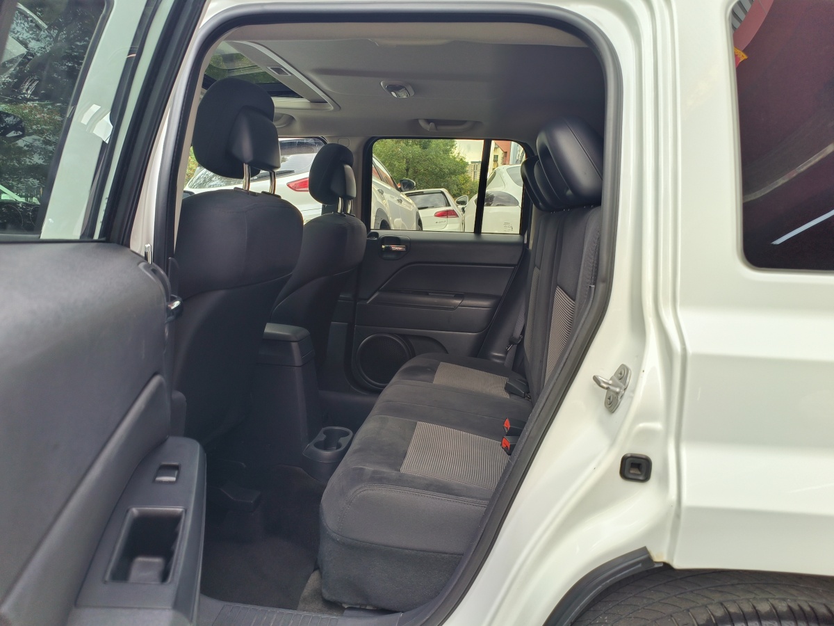 2015年2月Jeep 自由客  2015款 2.0L 运动版