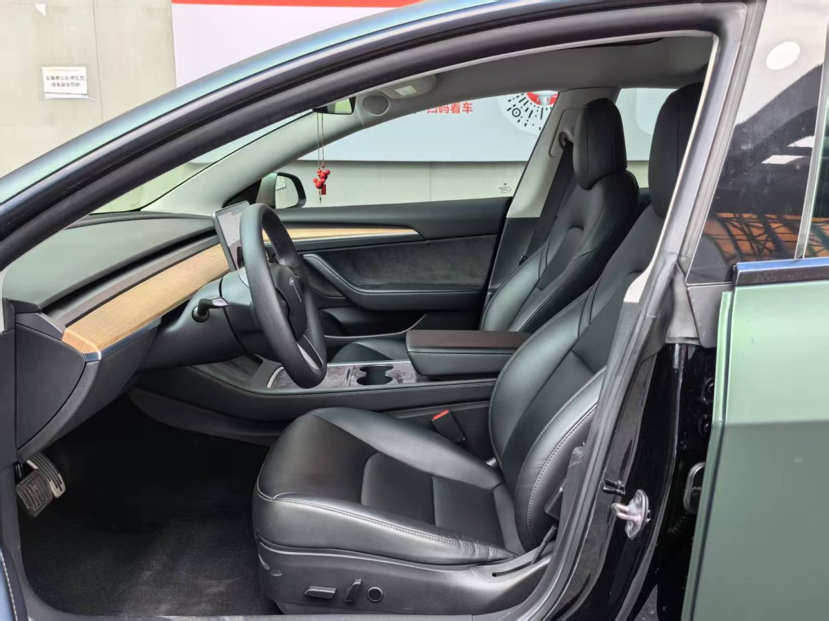 特斯拉 Model 3  2021款 改款 標(biāo)準(zhǔn)續(xù)航后驅(qū)升級版圖片