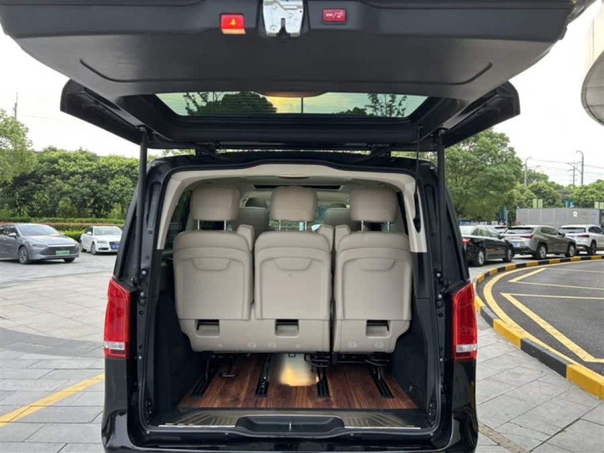 奔馳 V級(jí)  2020款 V 260 領(lǐng)航版圖片