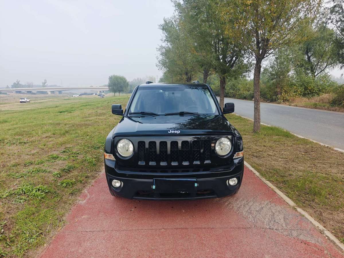 Jeep 自由客  2015款 2.0L 運(yùn)動(dòng)版圖片