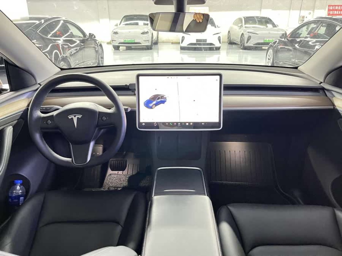特斯拉 Model Y  2021款 標(biāo)準(zhǔn)續(xù)航后驅(qū)版圖片