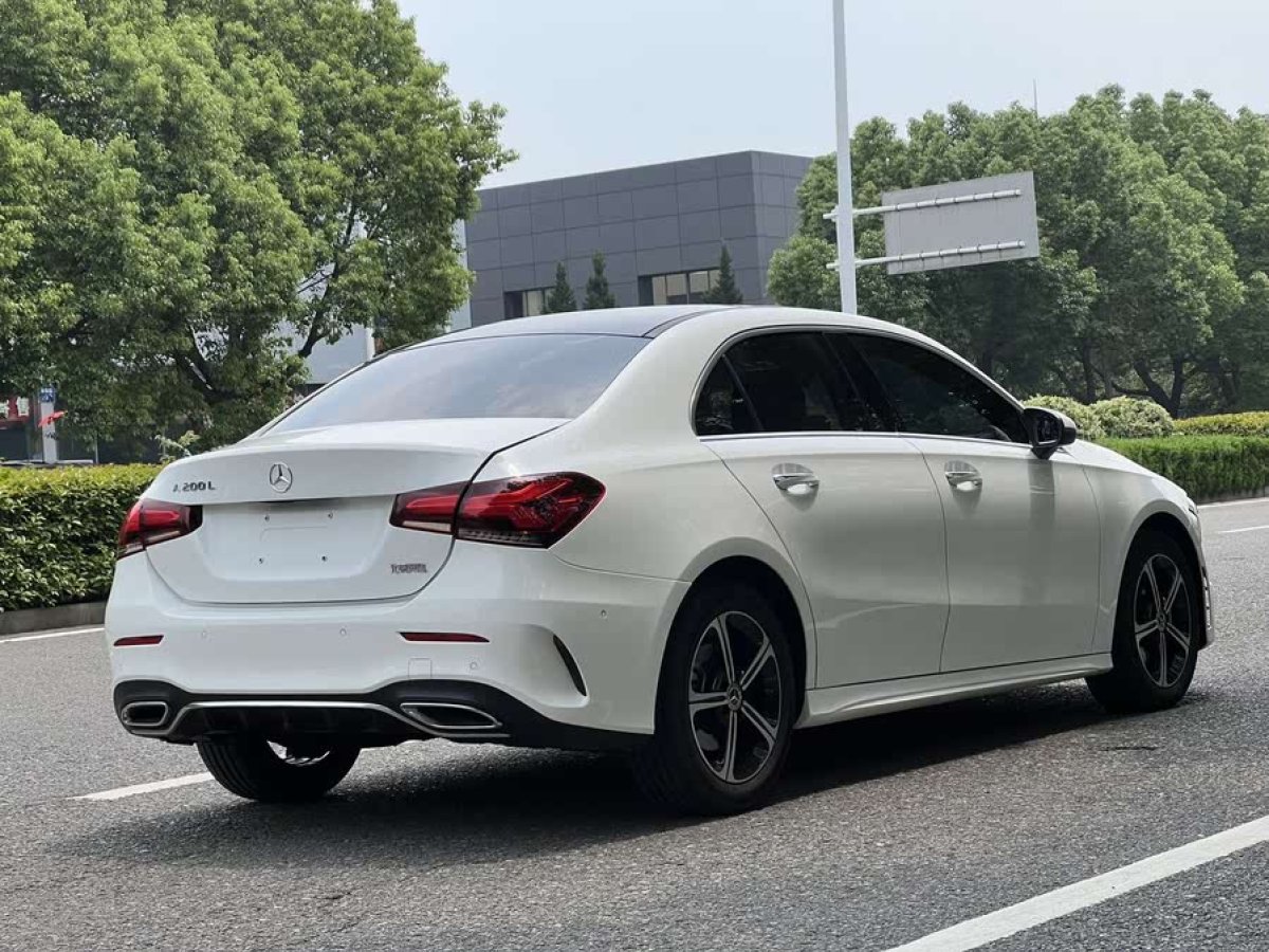 奔馳 奔馳A級(jí)  2022款 改款三 A 200 L 運(yùn)動(dòng)轎車時(shí)尚型圖片