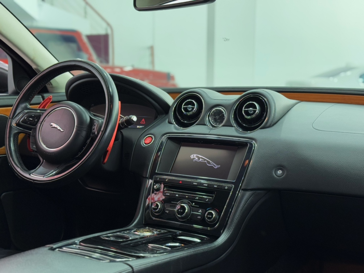 捷豹 XJ  2013款 XJL 2.0T 全景商務(wù)版圖片