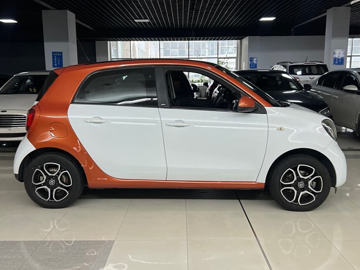 2015年5月smart forfour  2016款 0.9T 66千瓦先鋒版