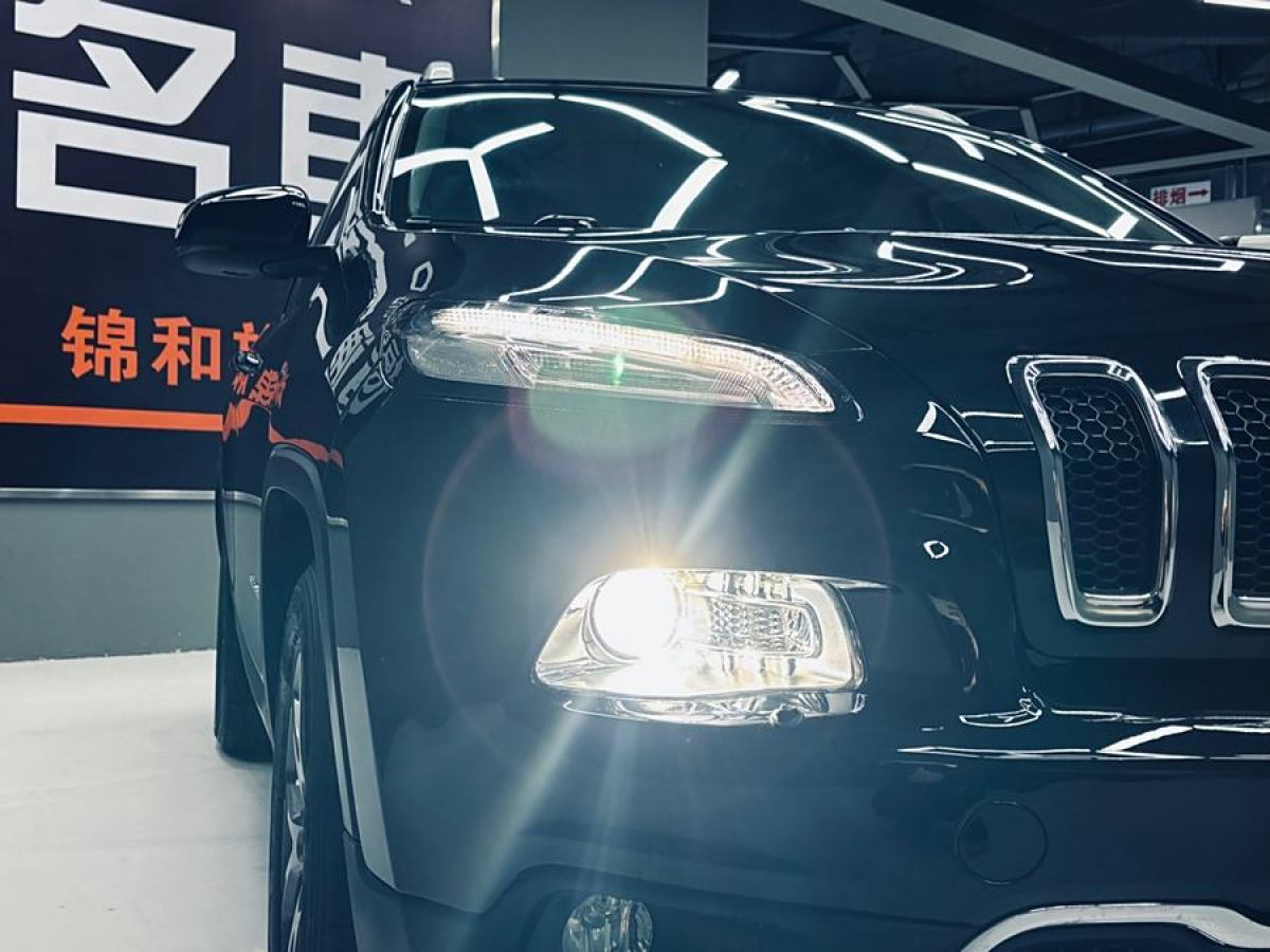 Jeep 自由光  2020款 2.0L 兩驅(qū)經(jīng)典運動版圖片