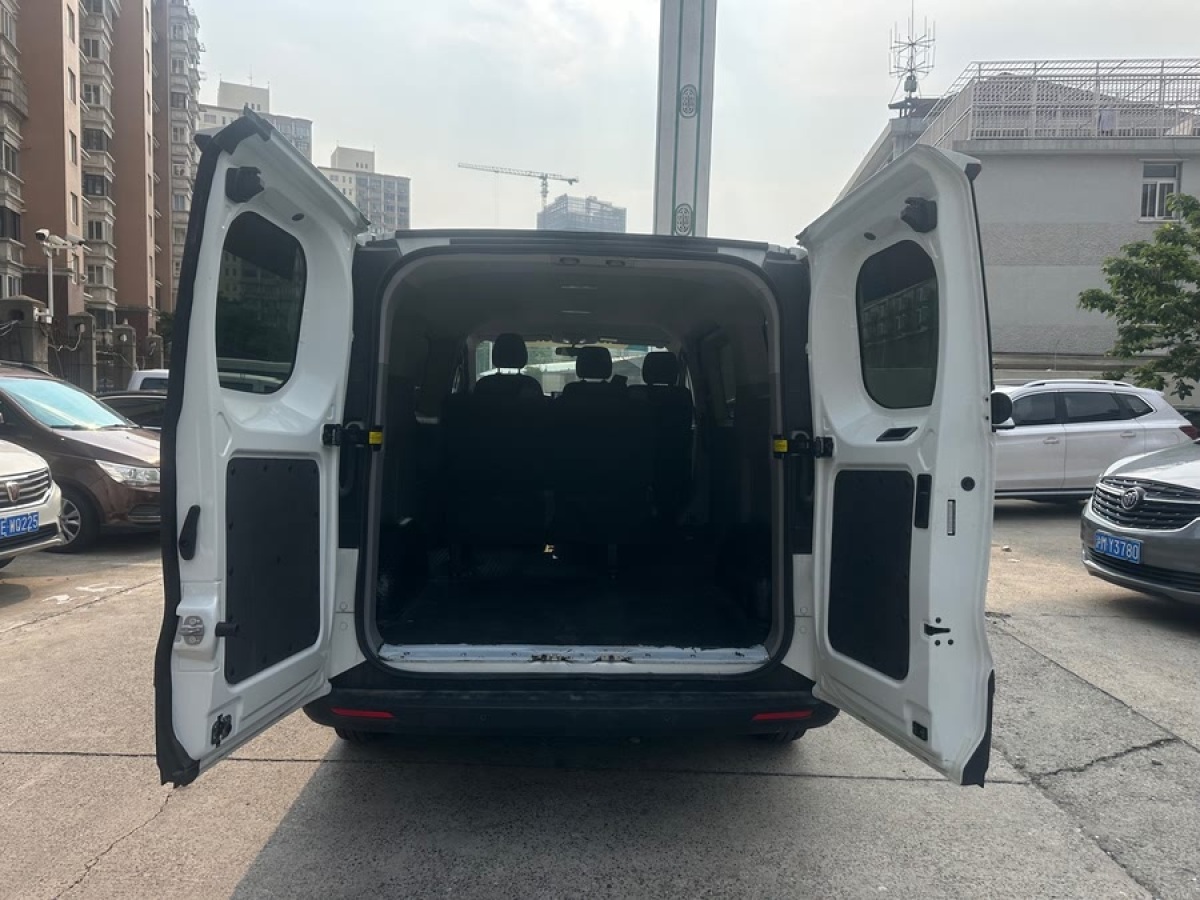 上汽大通 新途V70  2023款 2.0T 精英版 手動(dòng)短軸低頂 5/6座（125Ps）圖片
