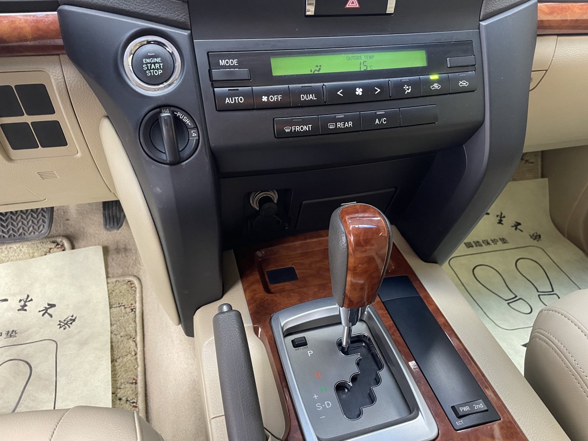 2015年4月丰田 兰德酷路泽  2015款 4.0L V6 中东低配版