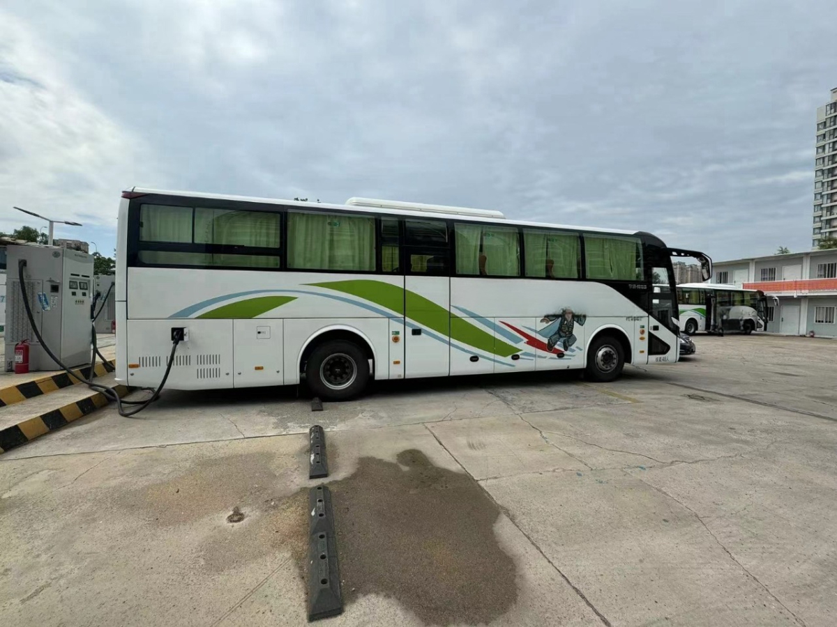 多臺(tái)山東牌宇通48座非營(yíng)運(yùn)新能源電車圖片