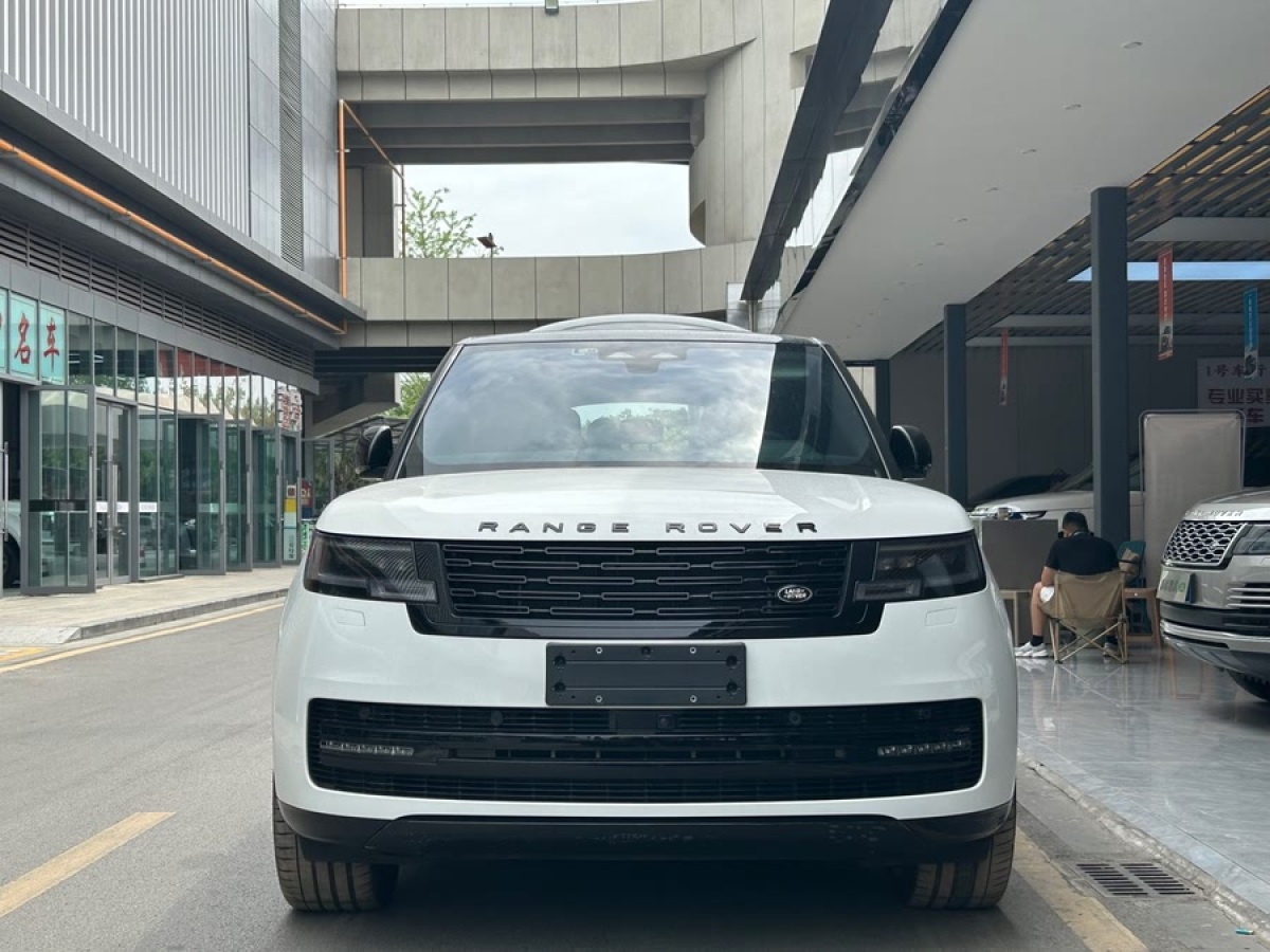 路虎 攬勝  2024款 3.0 L6 400PS 盛世加長(zhǎng)版 七座圖片