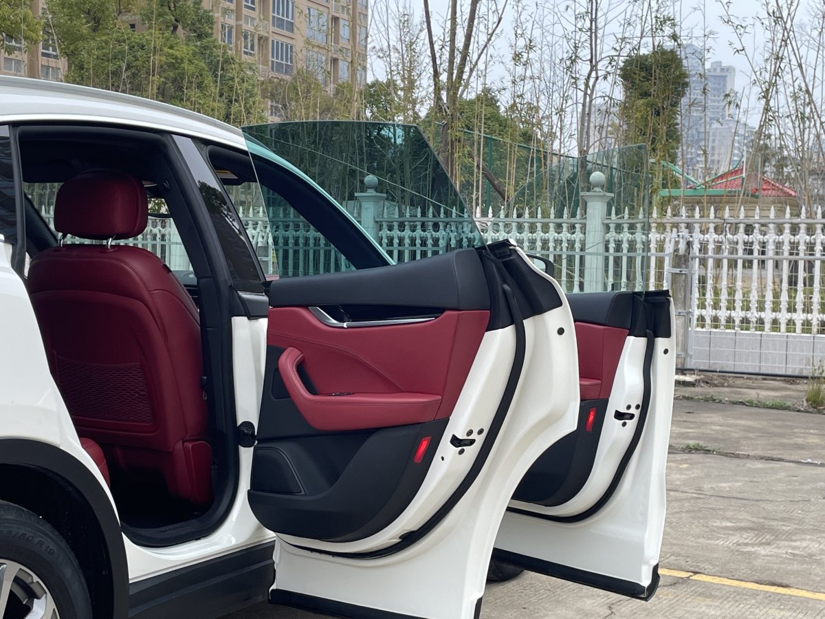 瑪莎拉蒂 Levante  2018款 3.0T 350Hp 標(biāo)準(zhǔn)版圖片