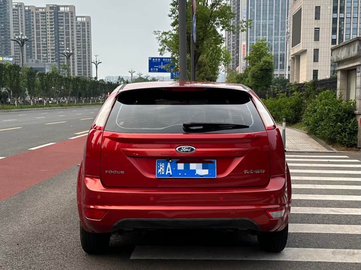 福特 福克斯  2013款 兩廂經(jīng)典 1.8L 手動基本型圖片