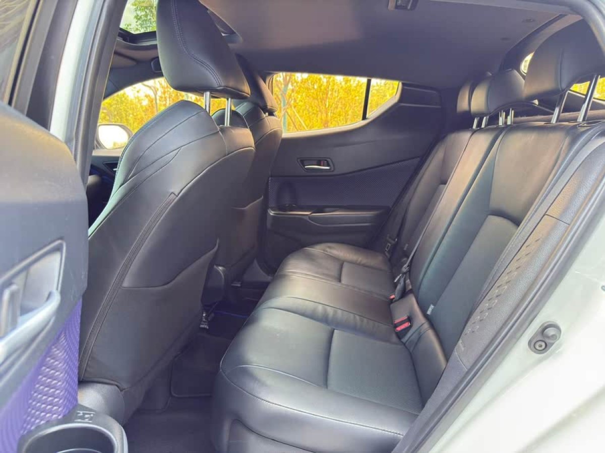豐田 C-HR  2020款 2.0L 領(lǐng)先版圖片