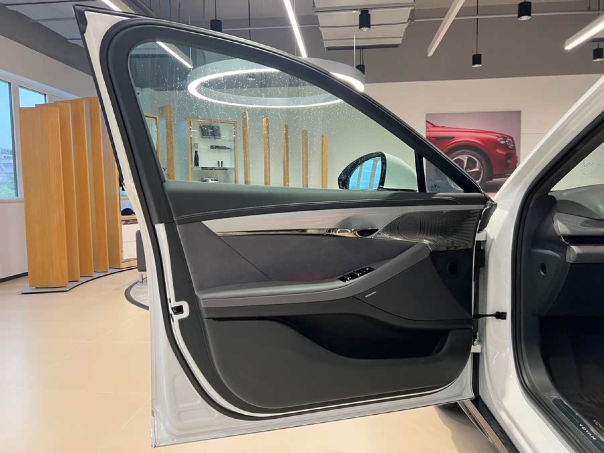 嵐圖 嵐圖追光  2024款 PHEV 四驅(qū)超長續(xù)航旗艦版圖片