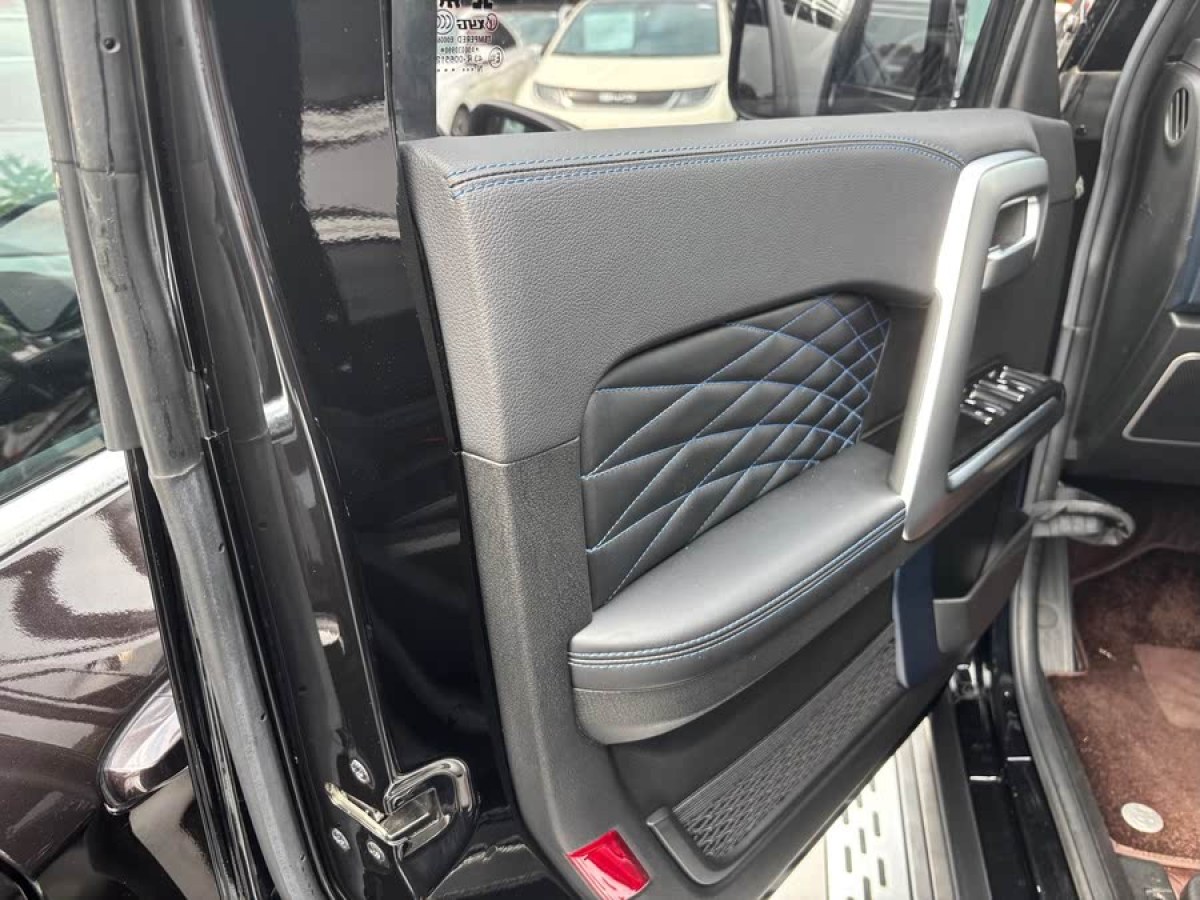 北京 BJ40  2023款 2.0T 自動(dòng)四驅(qū)城市獵人版至尊型圖片