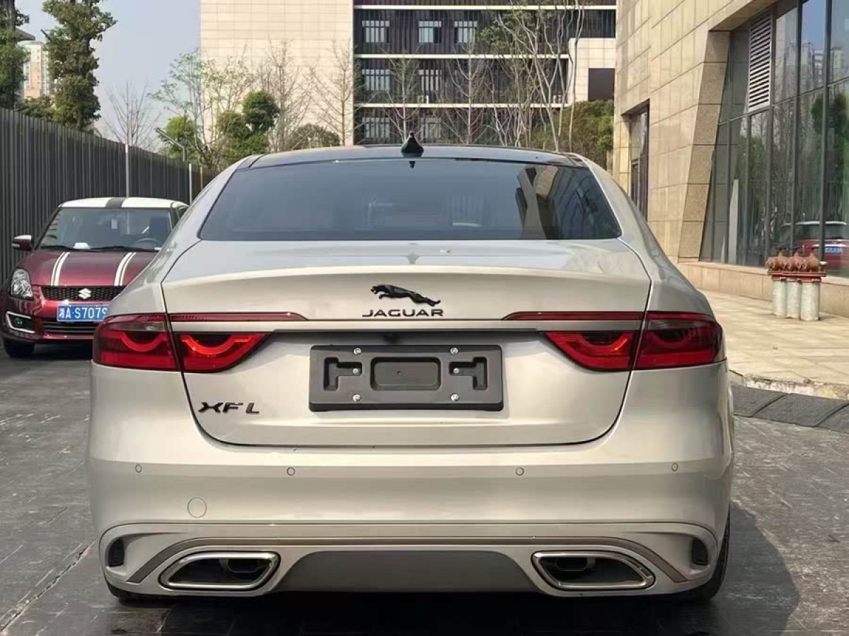 捷豹 XFL  2023款 XFL 2.0T P250 兩驅(qū)尊享豪華鎏金版圖片