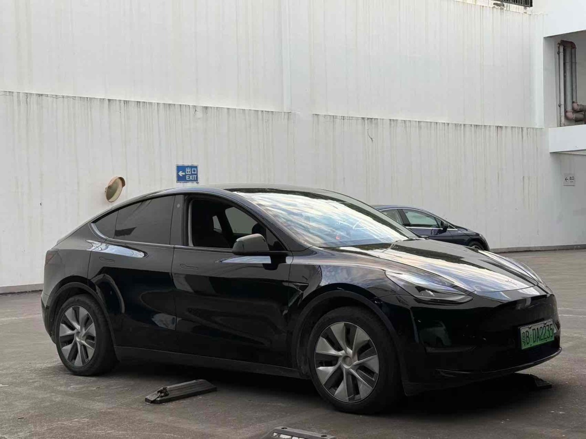 特斯拉 Model Y  2021款 改款 標(biāo)準續(xù)航后驅(qū)升級版圖片