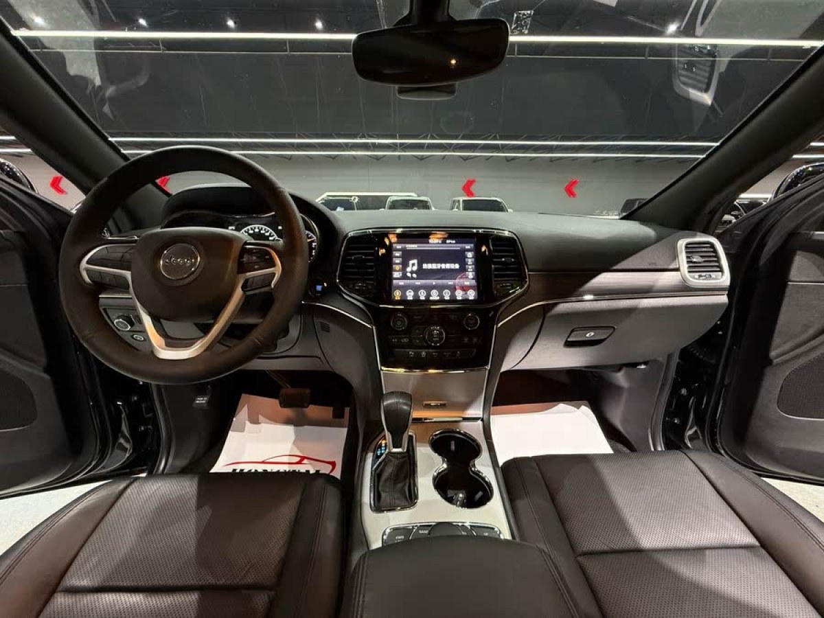 Jeep 大切諾基  2020款 3.0L 精英導(dǎo)航版圖片