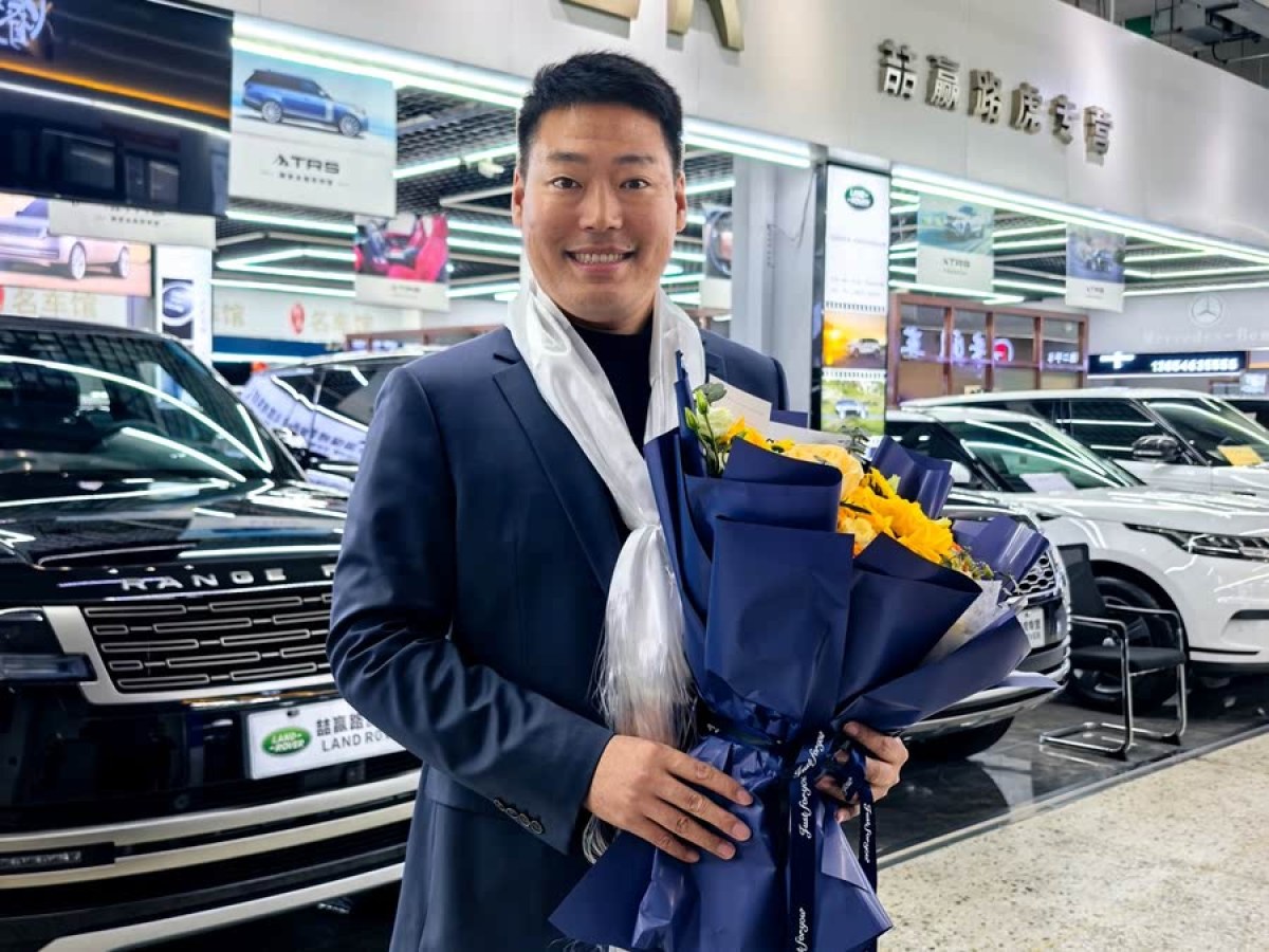 路虎 攬勝  2023款 改款 3.0 L6 400PS 盛世加長(zhǎng)版圖片