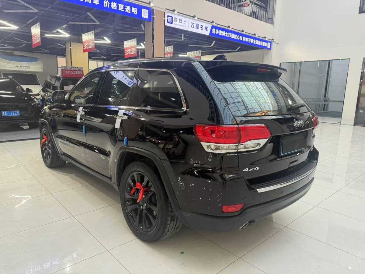 Jeep 大切諾基  2019款 3.0L 精英導(dǎo)航版圖片