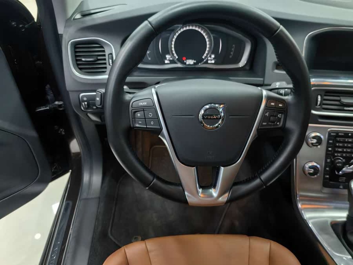 沃爾沃 S60  1448款 2.0T T5智尊版圖片