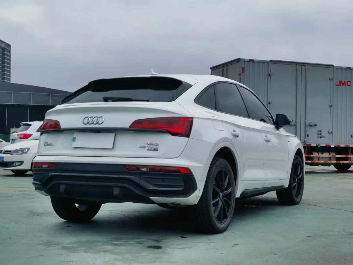 奧迪 奧迪Q5 e-tron  2022款 40 e-tron 星耀型 機(jī)甲套裝圖片