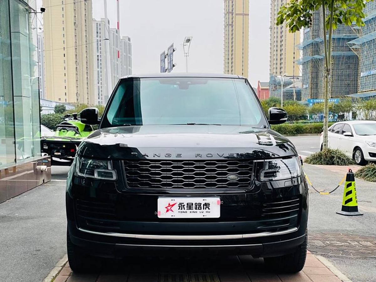 路虎 攬勝  2018款 3.0 V6 SC Vogue 傳世加長(zhǎng)版圖片