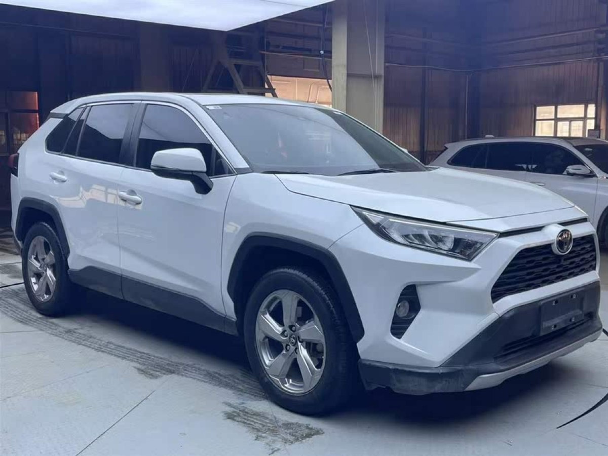 2022年4月豐田 RAV4榮放  2021款 2.0L CVT四驅(qū)風(fēng)尚版