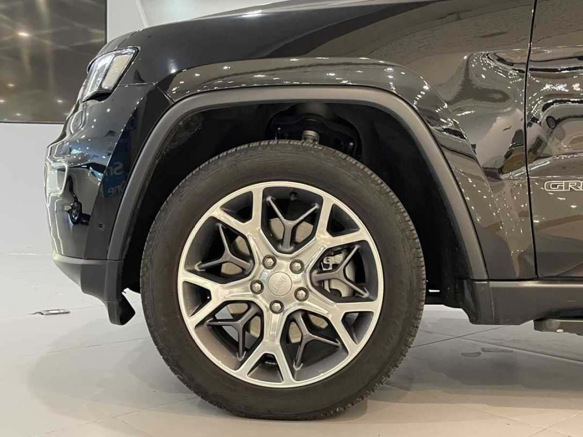 Jeep 大切諾基  2020款 3.0L 精英導(dǎo)航版圖片