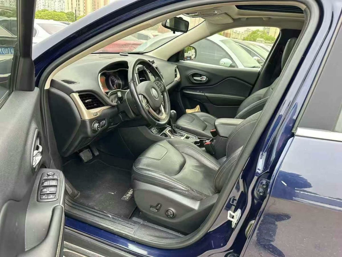 Jeep 自由光  2017款 2.0L 優(yōu)越版圖片