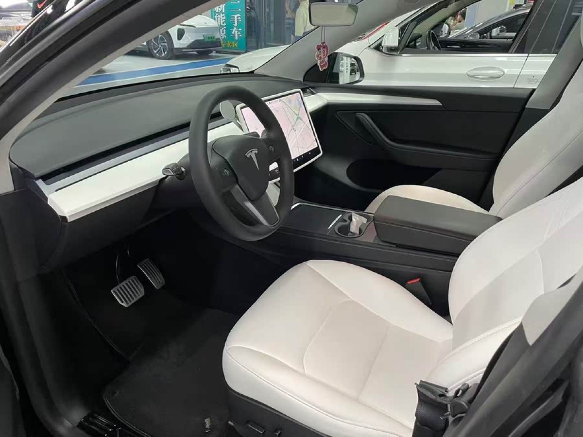 特斯拉 Model Y  2021款 標(biāo)準(zhǔn)續(xù)航后驅(qū)版圖片