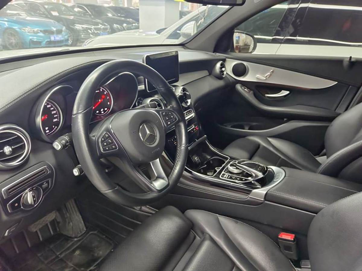 2019年1月奔馳 奔馳GLC  2023款 GLC 300 4MATIC 轎跑SUV