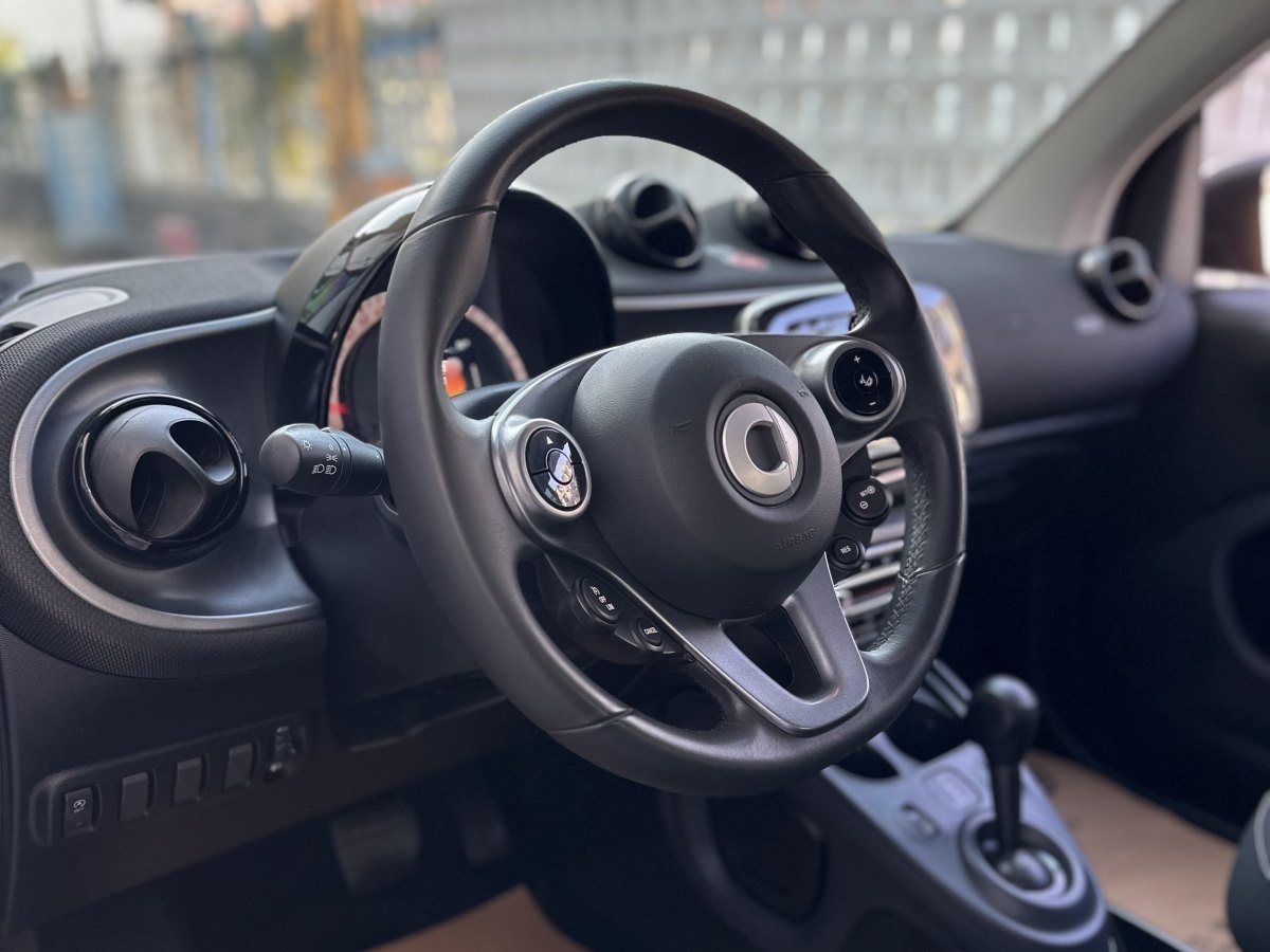 smart fortwo  2018款 1.0L 52千瓦硬頂激情版圖片