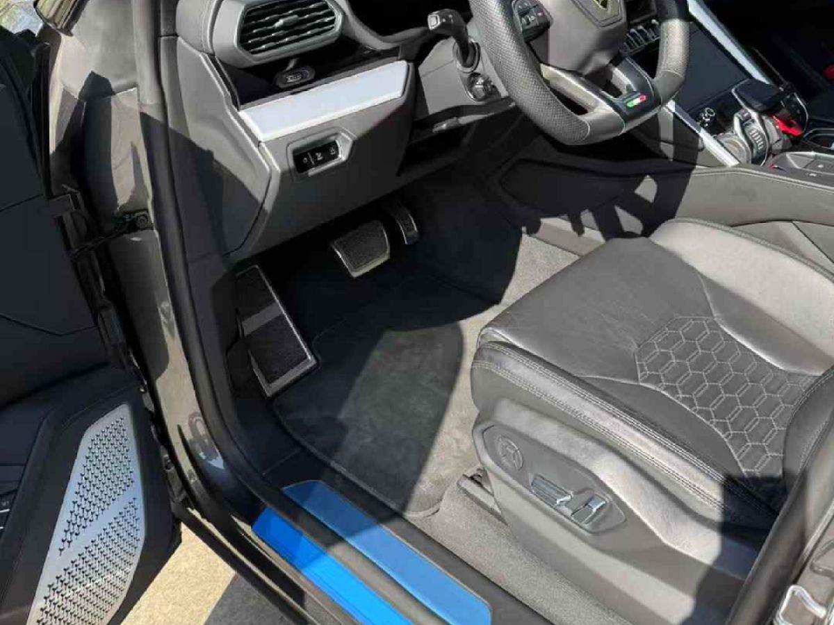 北京 BJ40  2019款  2.0T 自動(dòng)四驅(qū)城市獵人版尊享型圖片