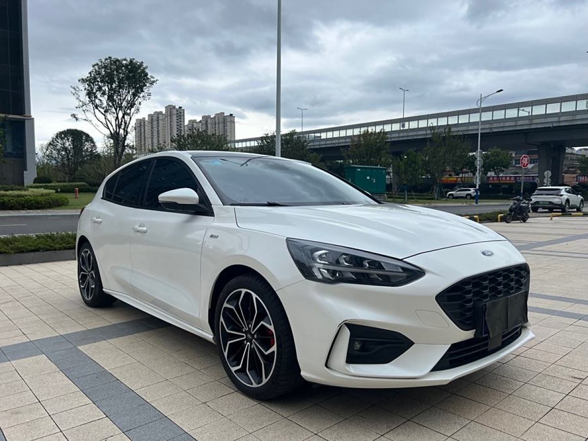 2020年7月福特 福克斯  2020款 兩廂 EcoBoost 180 自動(dòng)ST Line