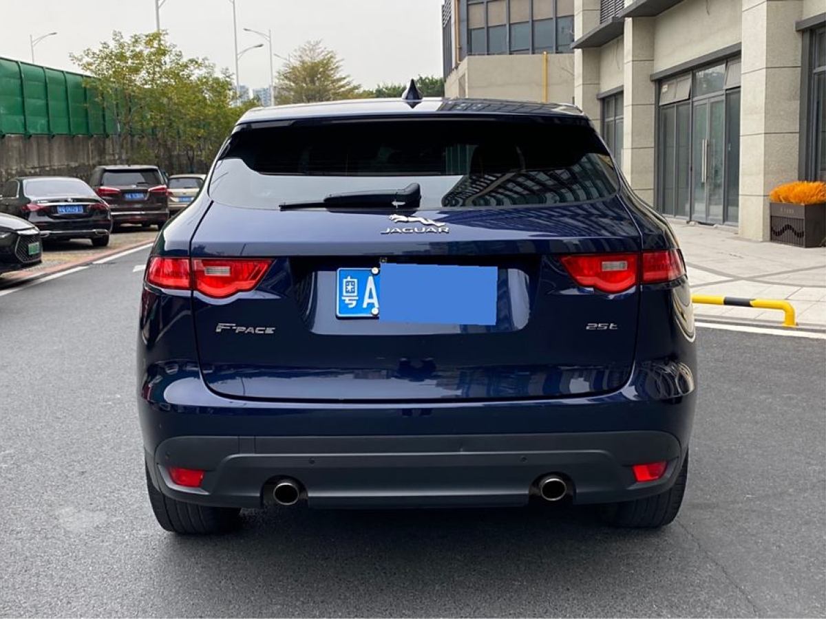 捷豹 F-PACE  2016款 2.0T 兩驅(qū)都市尊享版圖片