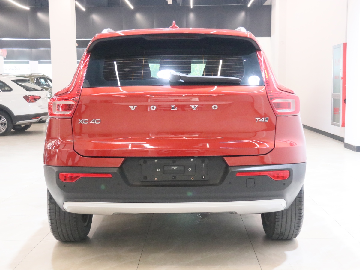 2018年8月沃尔沃 XC40  2019款 T4 四驱正午熔岩红