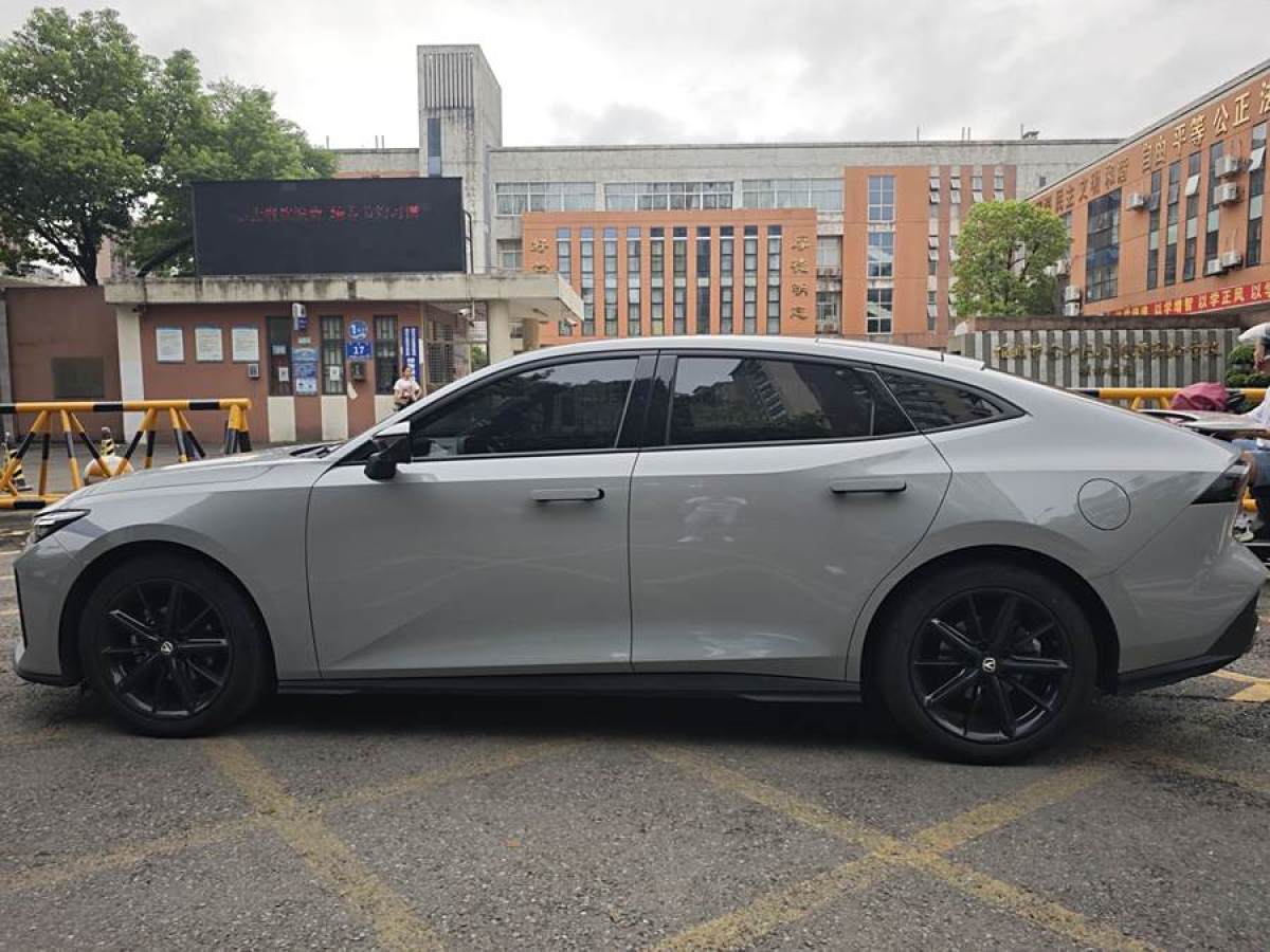 長(zhǎng)安 長(zhǎng)安UNI-V  2022款 1.5T 尊貴型圖片