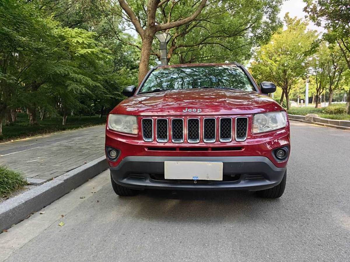 Jeep 指南者  2012款 2.4L 四驅(qū)豪華導(dǎo)航版圖片