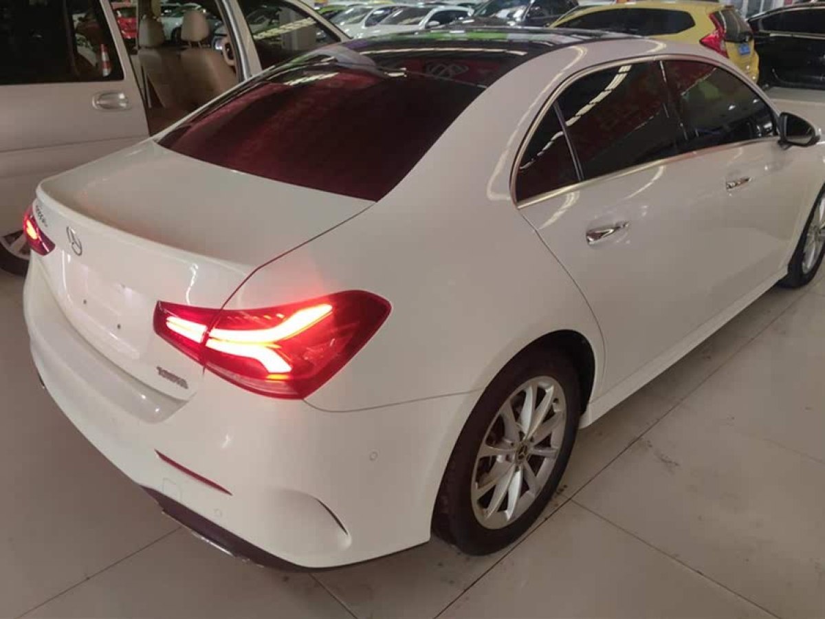 奔馳 奔馳A級(jí)  2019款  改款 A 200 L 運(yùn)動(dòng)轎車圖片