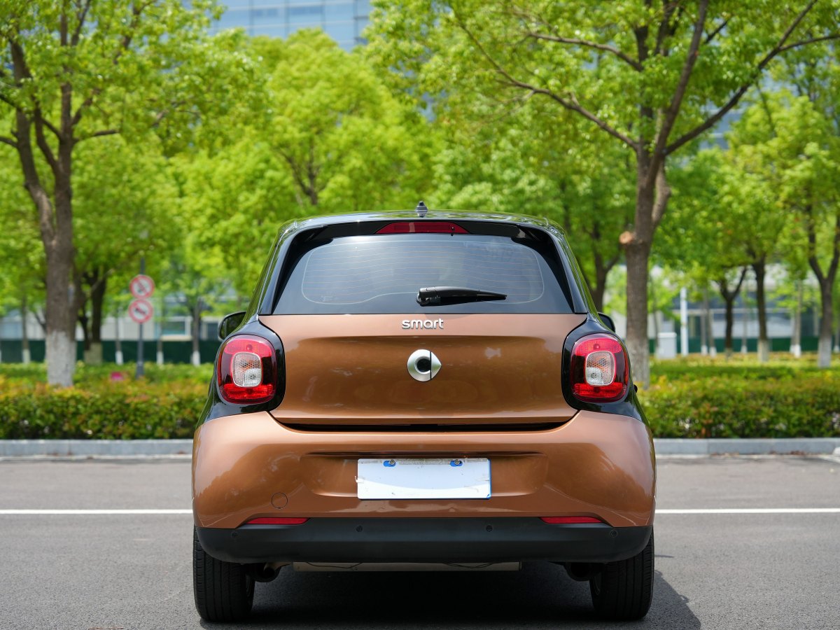 2017年10月smart forfour  2016款 1.0L 52千瓦靈動版