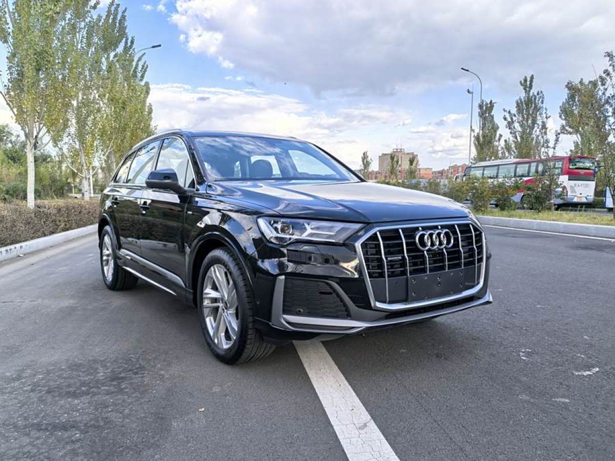 2023年4月奧迪 奧迪Q7  2023款 45 TFSI quattro S line運(yùn)動(dòng)型