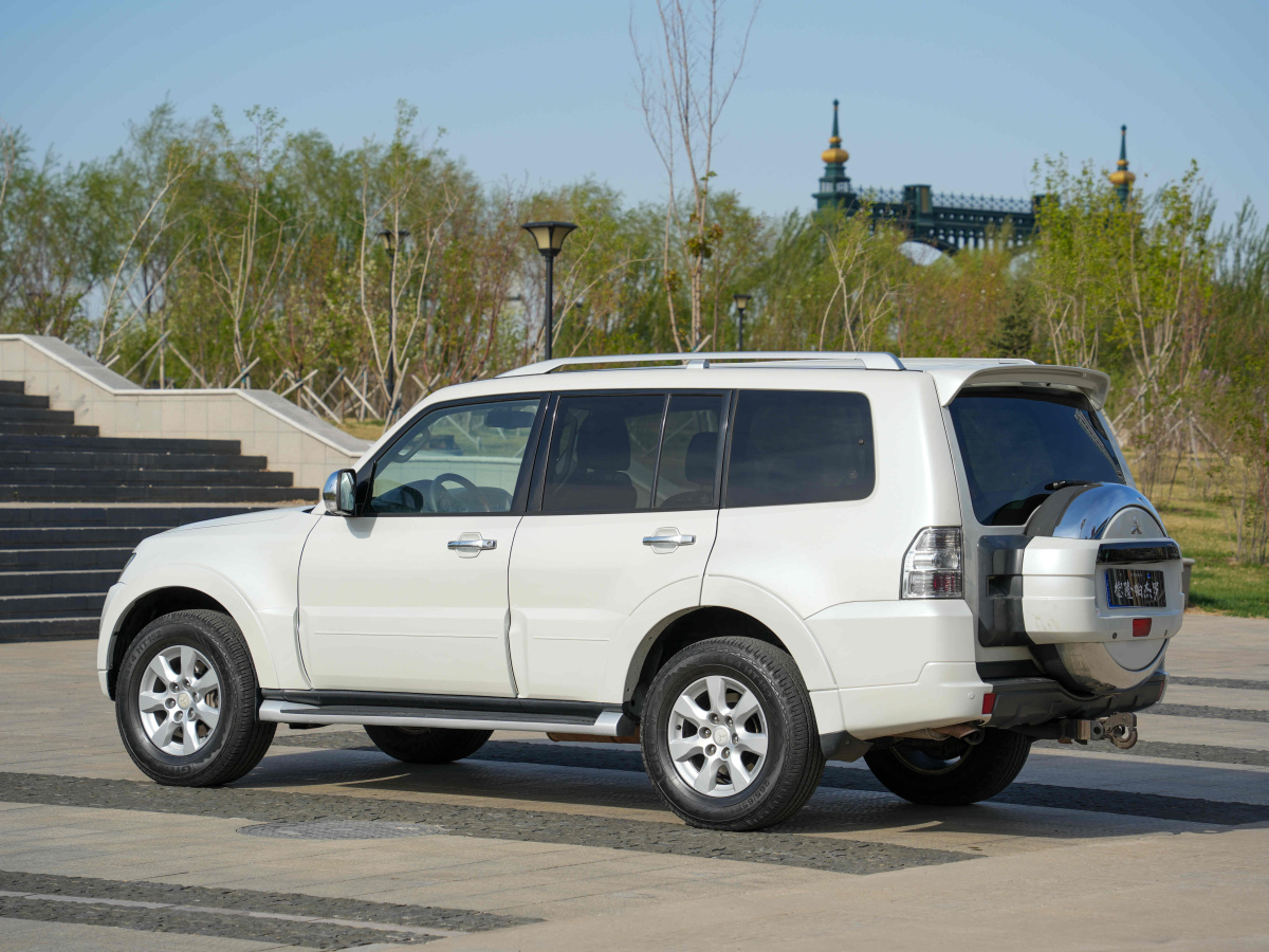 2010年6月三菱 帕杰罗  2011款 3.8L 尊贵版