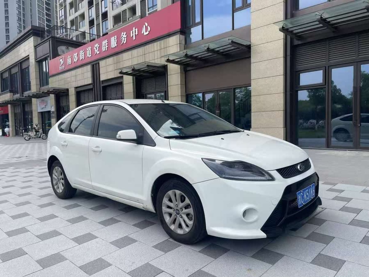 福特 ?？怂? 2013款 兩廂經(jīng)典 1.8L 自動基本型圖片
