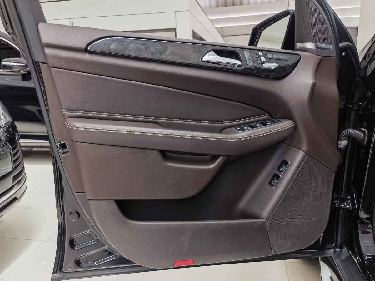奔驰 奔驰GLS  2023款 改款 GLS 450 4MATIC 时尚型图片