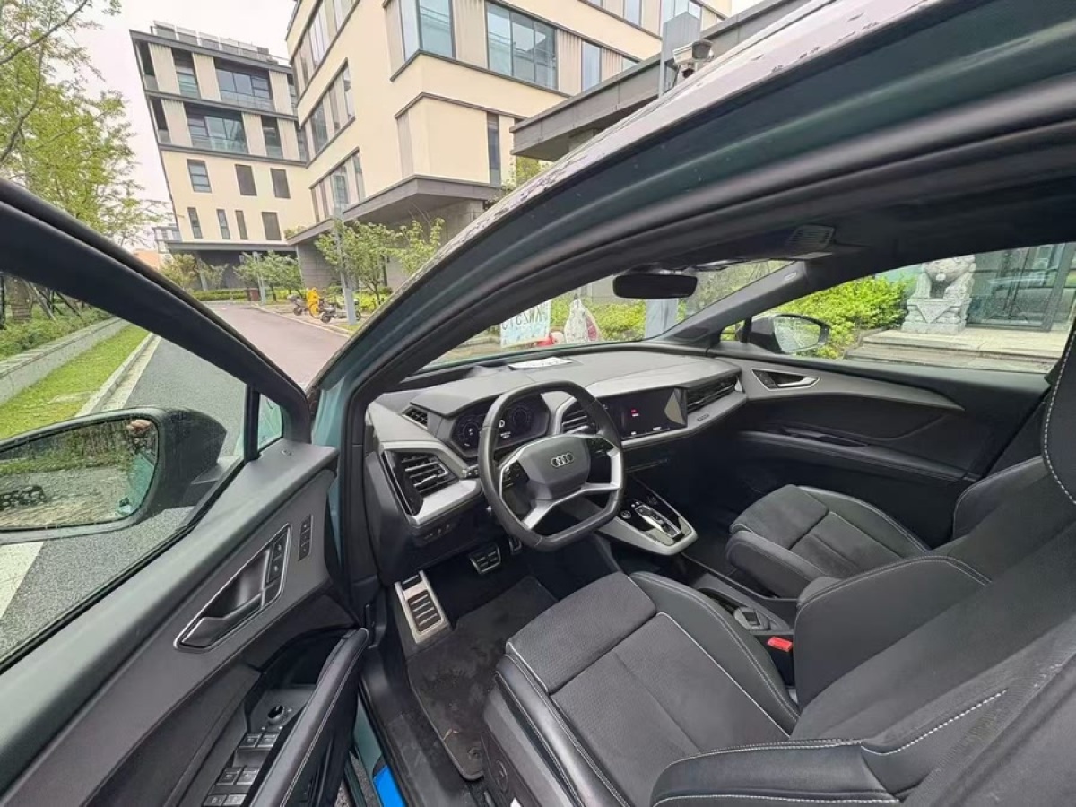 奧迪 奧迪Q5 e-tron  2022款 40 e-tron 星耀型 機(jī)甲套裝圖片