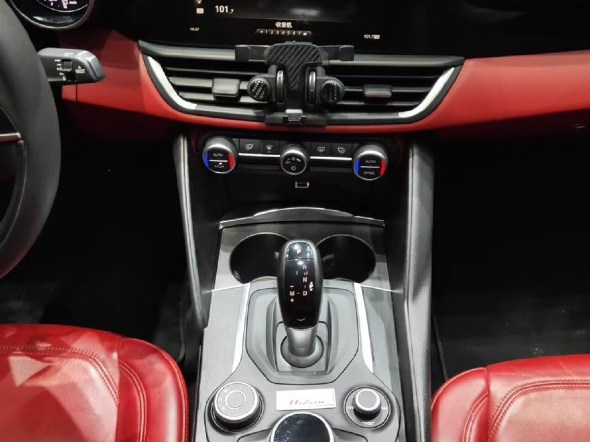 阿爾法·羅密歐 Giulia  2017款 2.0T 200HP 豪華版圖片
