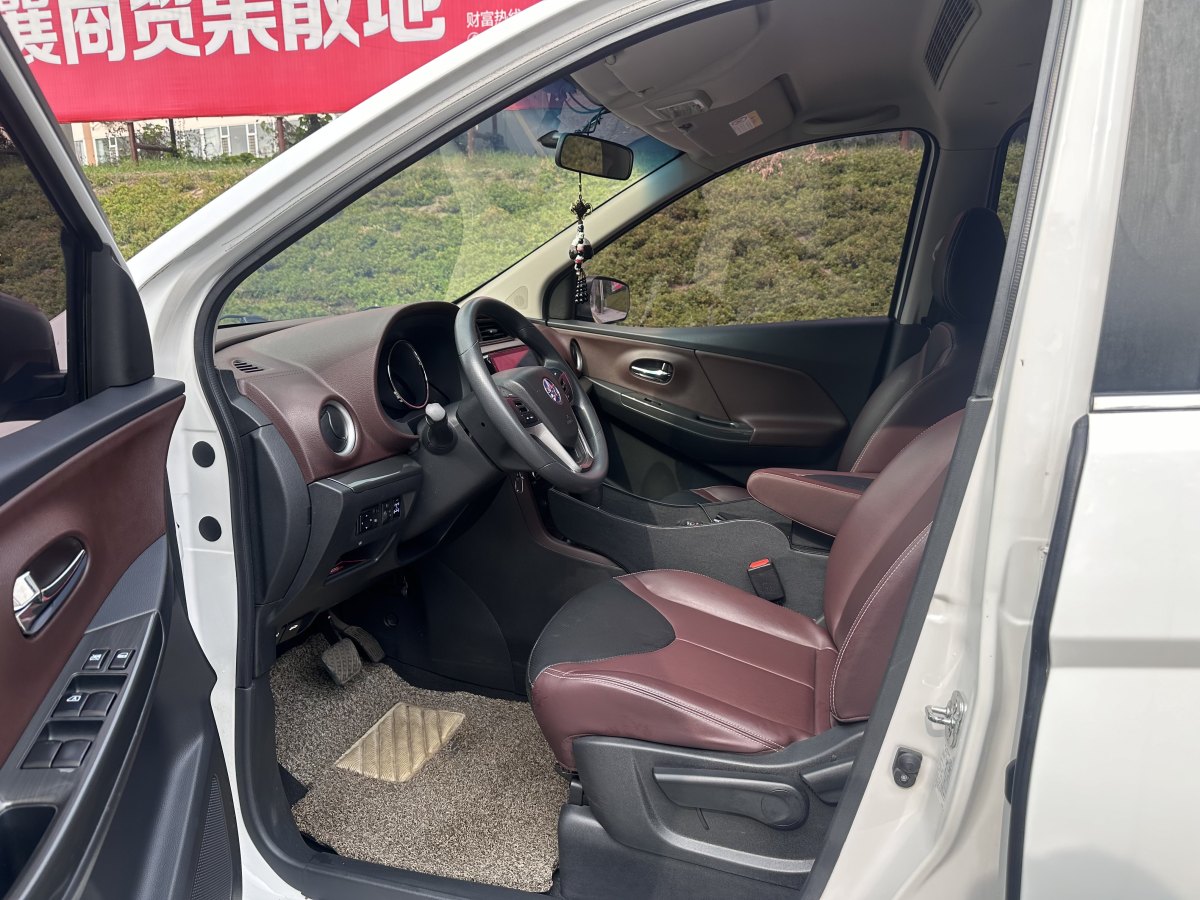 啟辰 M50V  2019款 1.6L CVT領(lǐng)先版圖片